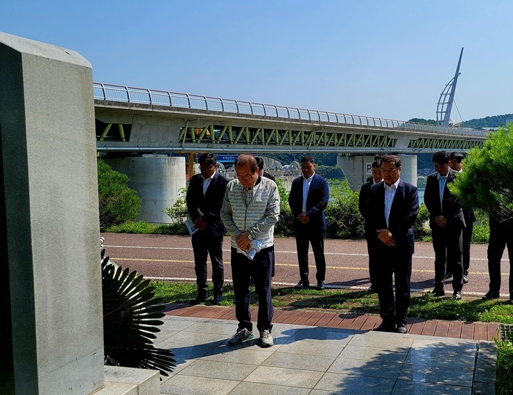 사진2. 윤동한 한국콜마 회장과 한국콜마여주아카데미 임직원들이 지난 25일 여주시 단현동 소재의 브라이언트 에드워드 무어 장군의 추모전적비를 찾아 추모식을 가졌다.jpg