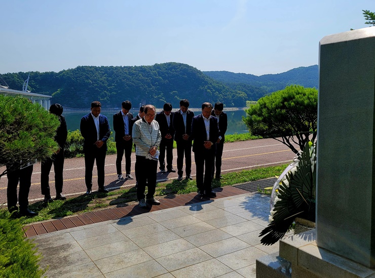 사진1. 윤동한 한국콜마 회장과 한국콜마여주아카데미 임직원들이 지난 25일 여주시 단현동 소재의 브라이언트 에드워드 무어 장군의 추모전적비를 찾아 추모식을 가졌다.jpg