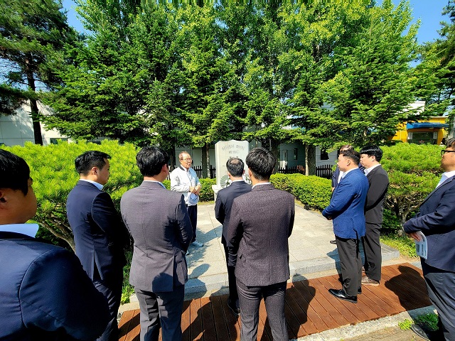 사진3. 윤동한 한국콜마 회장과 한국콜마여주아카데미 임직원들이 지난 25일 여주시 단현동 소재의 브라이언트 에드워드 무어(Bryant Edward Moore)장군의 추모전적비를 찾아 추모식을 가졌다.jpg