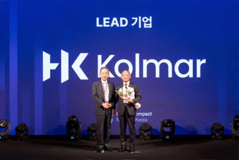 사진. 한국콜마 최현규 대표이사(오른쪽), UNGC한국협회 이동건 회장이 ‘2025년도 LEAD그룹’ 위촉 행사 후 기념사진을 촬영하고 있다.jpg