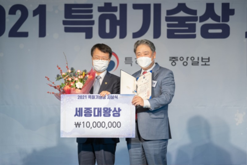 사진1. 12일 ‘2021 특허기술상 시상식’에서 한국콜마 안병준 대표(오른쪽)와 김용래 특허청장(왼쪽)이 기념사진을 찍고 있다..jpg