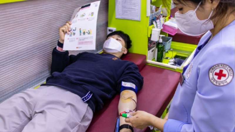 사진1. 한국콜마 임직원들이 ‘사랑의 헌혈 캠페인’에 동참하고 있다..jpg