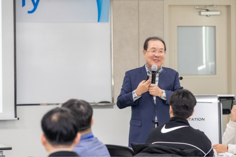 사진1. 윤동한 한국콜마홀딩스 회장이 지난 5일 여주아카데미에서 '유기농 경영'이라는 주제로 중소·중견기업 관리자들한테 필요한 인문학적 소양을 강의했다.jpg