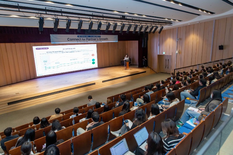 사진. 콜마홀딩스는 지난 25일 오후 서울 서초구에 위치한 한국콜마 종합기술원에서 고객사들을 대상으로 정부 지원사업 설명회를 개최했다.jpg