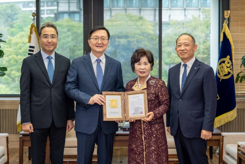 사진. 한국콜마가 서울대학교 인문대학 발전기금을 기부하는 행사를 갖고 기념사진을 촬영하고 있다. (사진 오른쪽부터 최현규 한국콜마 대표이사, 김성애 여사, 유홍림 서울대학.jpg
