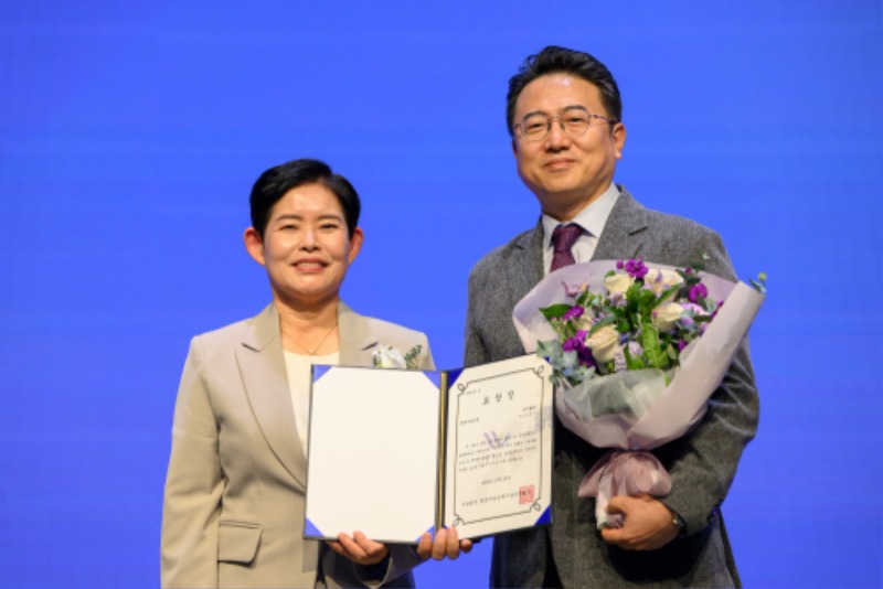 사진. 한상근 한국콜마 기술연구원 부원장(오른쪽), 이영옥 한국여성공학기술인협회 회장(왼쪽)이 ‘2024 여성공학인 성장지원 우수기업’ 시상식에서 기념사진을 촬영하고 있다..jpg