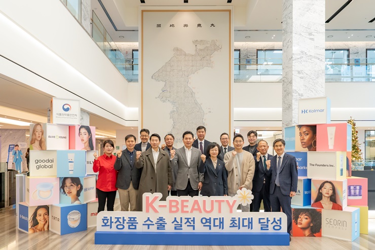▲ 사진1. 한국콜마 종합기술원을 방문한 오유경 식품의약품안전처장 (앞줄 오른쪽 네번째)과 윤상현 콜마그룹 부회장(앞줄 왼쪽에서 네번째) 등이 기념사진을 촬영하고 있다..jpg