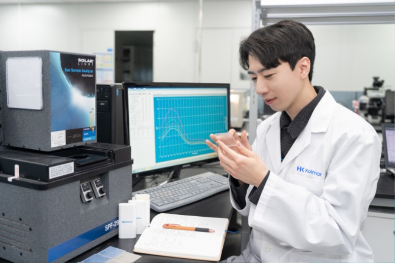 사진. 한국콜마 UV테크이노베이션 연구소에서 연구원이 자외선 차단 관련 연구를 진행하고 있다.jpg