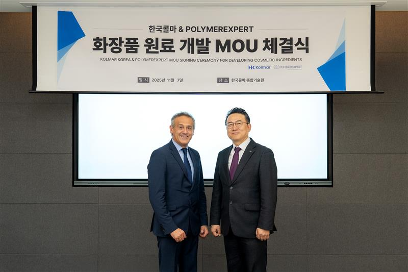 사진. 지난 7일 서울 서초구 한국콜마 종합기술원에서 한상근 한국콜마 기술연구원 부원장(오른쪽)과 마크 돌랏카니(Marc Dolatkhani) 폴리머엑스퍼트 대표(왼쪽)가.png