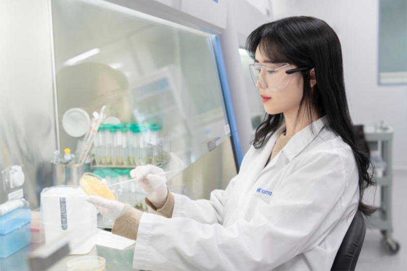 사진2. 한국콜마 연구원이 미생물 균주를 배양하고 관찰하고 있다.jpg