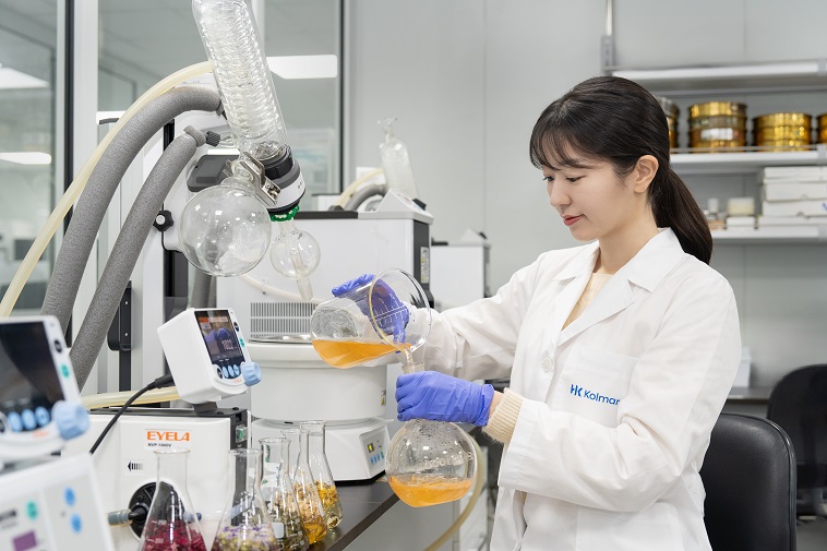 사진2. 한국콜마 연구원이 소재를 활용한 연구개발을 하고 있다. .jpg