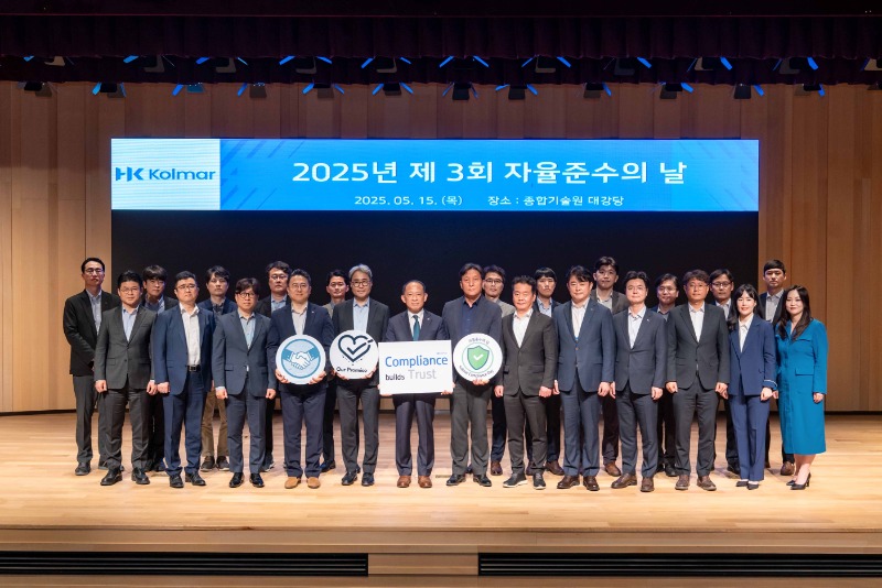 사진2. 최현규 한국콜마 대표이사(앞줄 왼쪽 여섯번째)와 임직원들이 한국콜마 종합기술원 대강당에서 ‘제3회 자율준수의 날’ 행사를 개최하고 기념사진을 촬영하고 있다.jpg