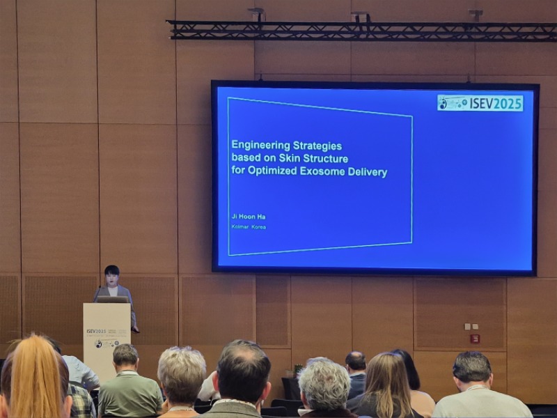 사진. 한국콜마 융합기술연구소 연구원이 ‘2025 국제엑소좀학회(ISEV)’에서 구두발표를 진행하고 있다..jpg