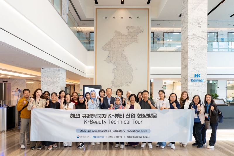 사진1. 지난달 30일 한국콜마 종합기술원을 방문한 아시아 주요국 규제 당국자들과 최현규 한국콜마 대표이사 등 관계자들이 기념사진을 촬영하고 있다.jpg