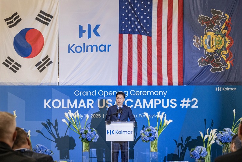 사진1. 윤상현 콜마그룹 부회장이 지난 16일(현지시간) 미국 펜실베니아주 스콧 타운십(Scott Township)에서 열린 콜마USA 제2공장 준공식에서 기념사를 하고 .jpg
