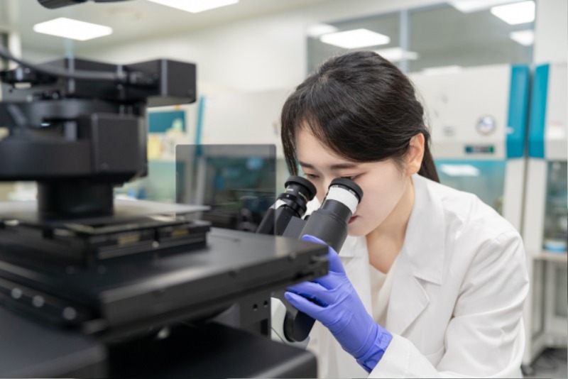 사진. 한국콜마 연구원이 자외선차단제 임상 평가 연구를 진행하고 있다.jpg