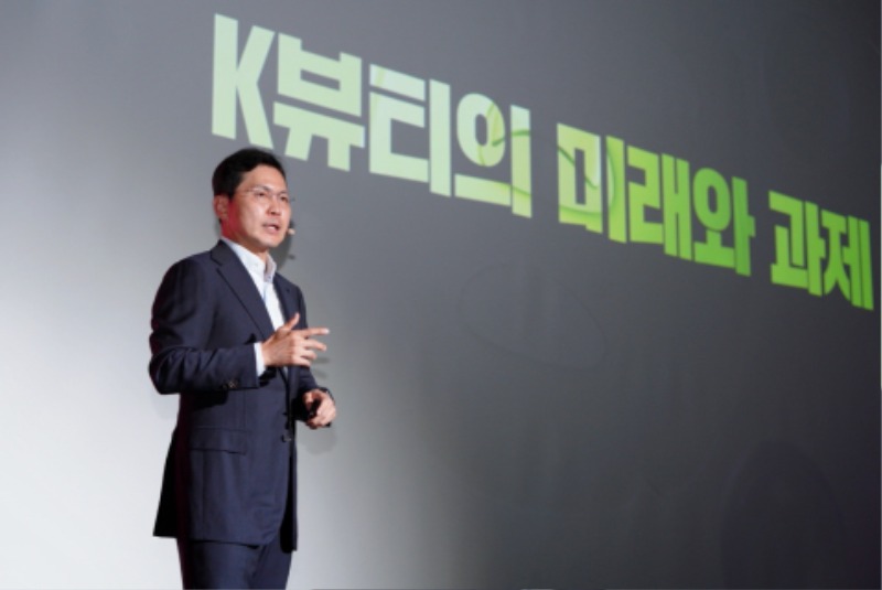 사진1.윤상현 콜마홀딩스 부회장이 19일 코엑스 그랜드볼룸에서 열린 ‘아마존 뷰티 인 서울’에서 강연을 하고 있다. (1).jpg