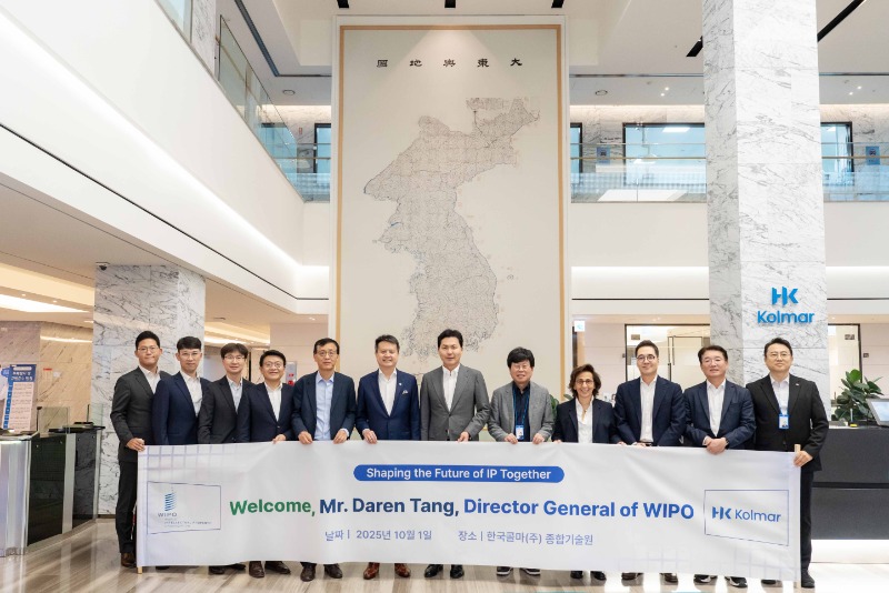 사진1. 지난 1일 한국콜마 종합기술원을 방문한 다렌 탕(Daren Tang) WIPO 사무총장(왼쪽에서 여섯번째)을 비롯한 특허청 관계자들이 윤상현 콜마그룹 부회장(오른.jpg