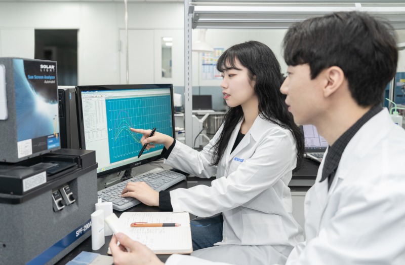 사진. 한국콜마 연구원이 자외선차단 기술 관련 연구를 진행하고 있다.jpg