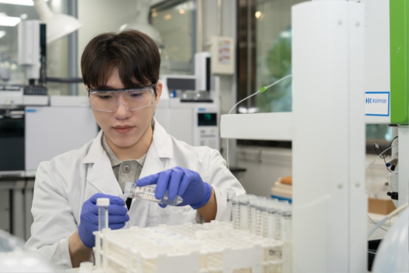 사진. 한국콜마 연구원이 제형 분석 장비를 사용하고 있다.jpg