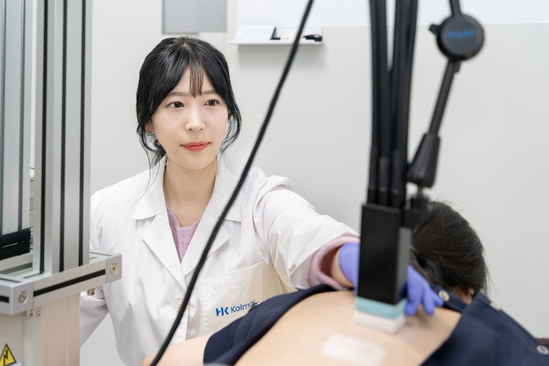 사진. 한국콜마 연구원이 자외선차단제 임상 평가 연구를 진행하고 있다.jpg