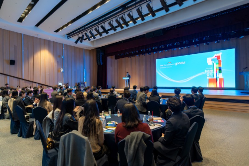 사진1. 한국콜마는 지난 23일 서울 서초구 종합기술원에서 구다이글로벌 및 계열사 브랜드 임직원들과 함께 선케어 제품 누적 판매 1억개 돌파와 동반성장을 기념하는 ‘오버 .jpg