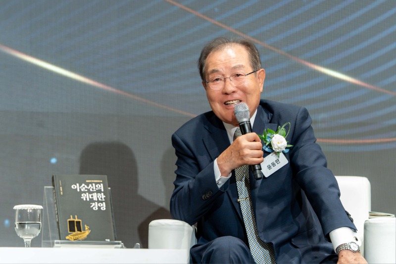 사진1. 25일 윤동한 한국콜마 회장이 '이순신의 위대한 경영' 출판기념회에서 북토크를 진행하고 있다.jpg