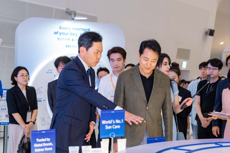 사진1. 윤상현 콜마그룹 부회장(왼쪽)이 ‘2026 서울뷰티위크’ 한국콜마 부스에서 오세훈 서울시장(오른쪽)에게 한국콜마의 화장품 기술력을 소개하고 있다.jpg