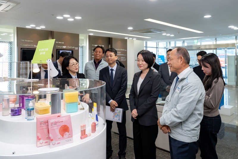 사진1. 16일 한국콜마 세종공장을 방문한 이소영 중소벤처기업부 장관(오른쪽에서 두 번째)이 최현규 한국콜마 대표이사(오른쪽에서 첫 번째)와 함께 생산시설을 둘러보고 있다.jpg